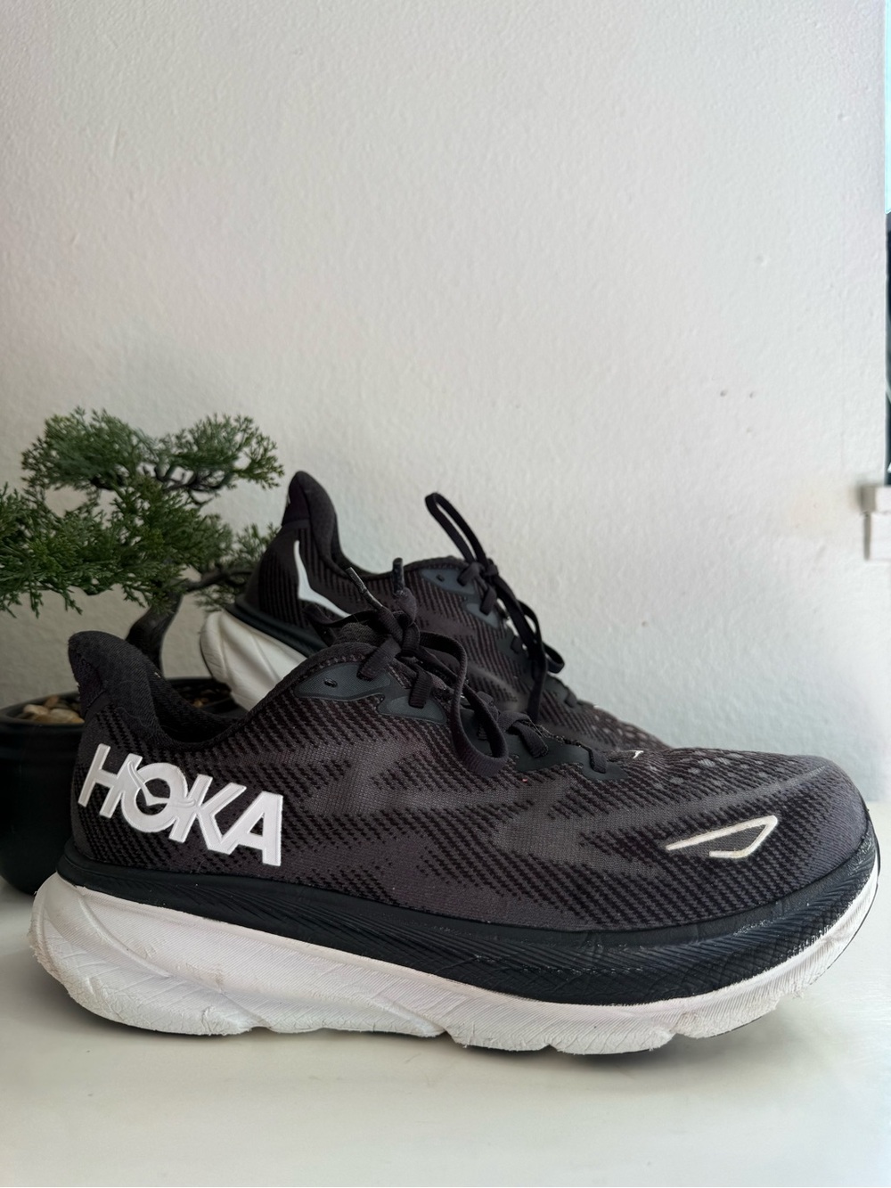 Hoka Clifton 9 Men size 9.5 Black and White Athletic Running Shoes